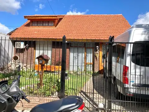 VENTA DE CASA MÁS DEPARTAMENTO TRES AMBIENTES