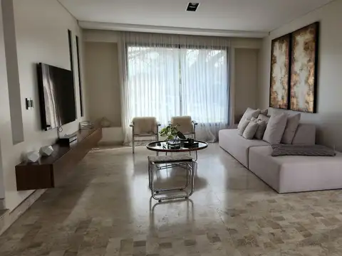 Casa en Venta con 4 cocheras