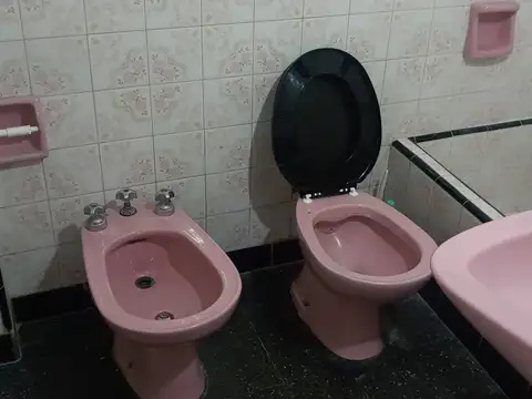 BUEN DTO CON PATIO DE 4 X 4 APROX , LIVING Y  1 DORMITORIO BAÑO COMPLETO  A MTS DE AV RIVADAVIA