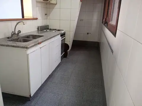 Depto 2 amb. c/ balcon al frente en 2 plantas.