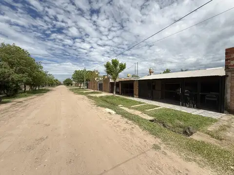 Casa de 2 dormitorios con patio en venta - barrio barberán