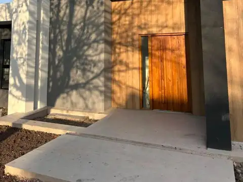 Casa 4 ambientes con 3 baños