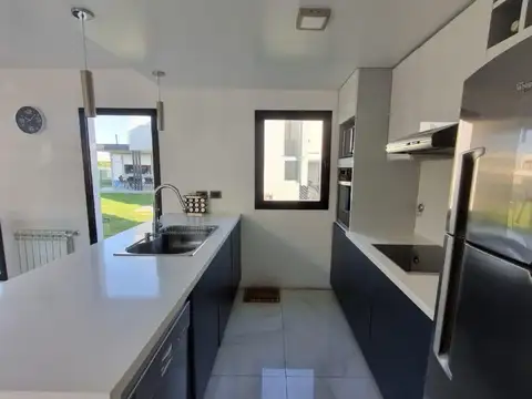 Casa 6 ambientes con 2 baños