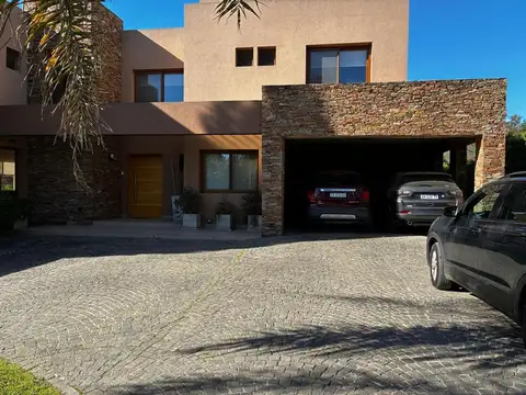 Casa 5 ambientes con 3 baños
