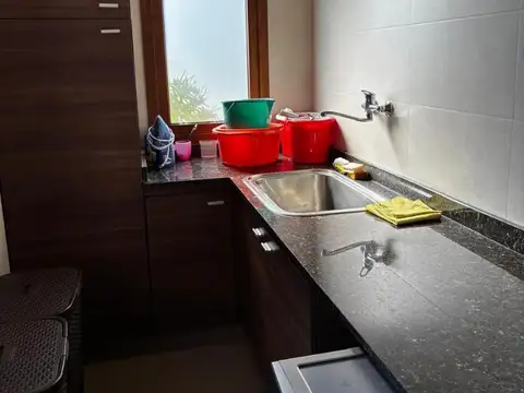 CASA DE CATEGORÍA CON PILETA, QUINCHO Y 4 DORMITORIOS