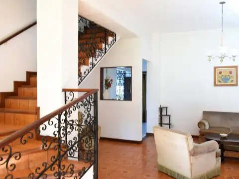 Casa 5 ambientes con 4 baños