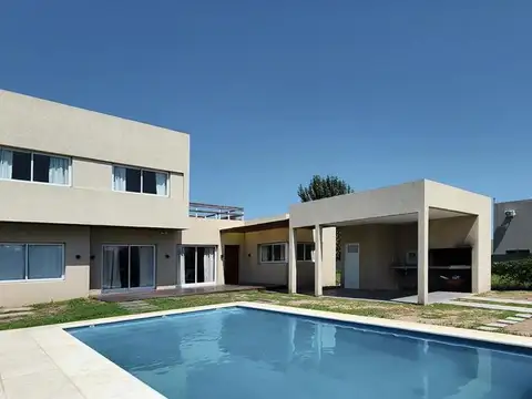 VENTA/PERMUTA - Casa 3 dormitorios con pileta - B El Molino - Roldan