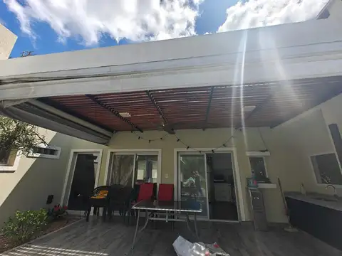 Casa 5 ambientes con 3 baños