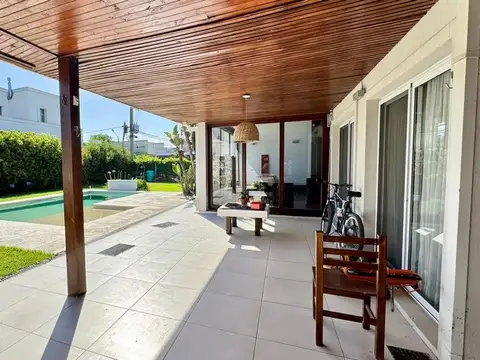 Casa 8 ambientes con 2 baños