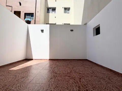 DEPARTAMENTO DE 2 AMBIENTES CON BALCON, PATIO Y COCHERA 
