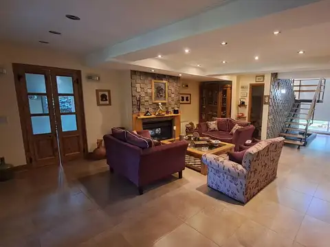 Casa en Venta con 5 cocheras