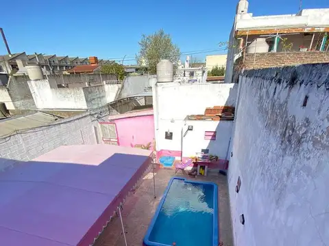 VENDE CASA EN DOS PLANTAS CON PILETA SOBRE LOTE DE 8,66X39MTS.ZONA SAN MARTIN