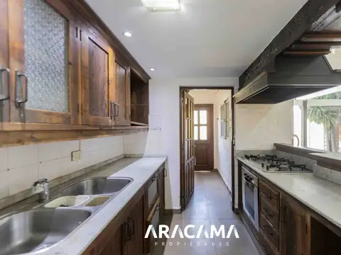 Casa en Venta con 2 cocheras