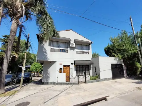 CHALET EN PH AL FRENTE DE 3 AMBIENTES CON PATIO Y COCHERA