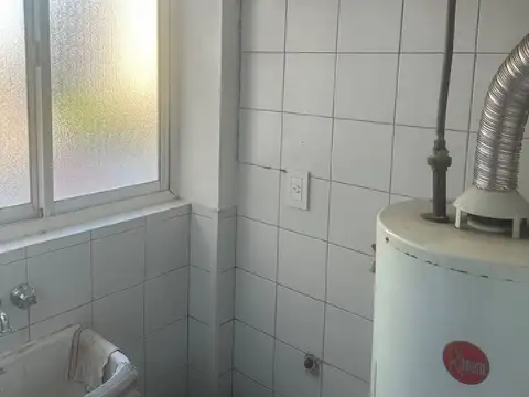 Hermoso SEMIPISO al frente con balcón de 2 amb - zona: E. ACEVEDO al 400