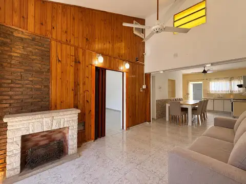VENTA: Casa de dos dormitorios con pileta en Fisherton, Rosario