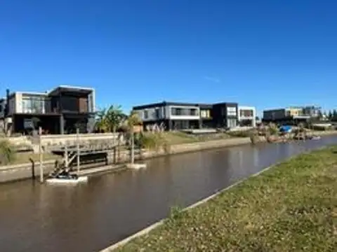 HERMOSO LOTE AL AGUA EN BARRIO NAUTICO CANAL DIQUE LUJAN