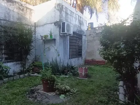 VENTA LANUS CASA 3 AMB PATIO LOTE APTO CREDITO