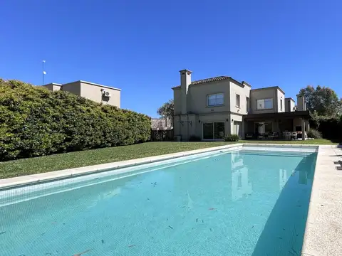 Casa en Alquiler con 1 cochera