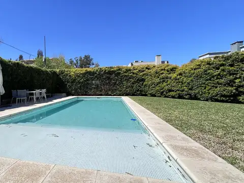 Casa en alquiler con gran jardín, piscina y galería en barrio cerrado Las Orquideas - RESERVADA