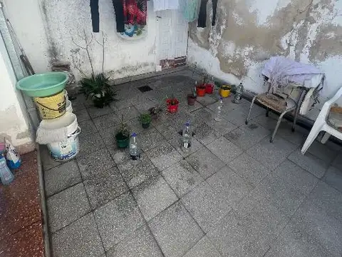 Casa subdividida en 4 departamentos en Quilmes Oeste