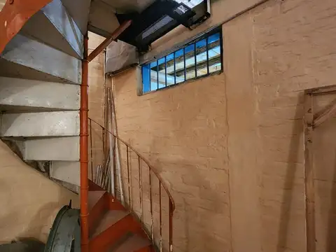 ALQUILER GALPÓN SOBRE AV BENAVIDEZ. 570 M2.CHIMBAS