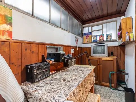 VENTA PH EN PLANTA BAJA, FLORES, 2 AMB. PATIO