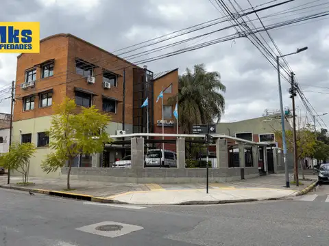 Venta. Galpon con oficinas y estacionamientos. Pompeya.
