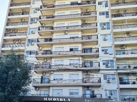 Departamento de 2 ambientes con cochera, edificio de categoría en Quilmes Centro