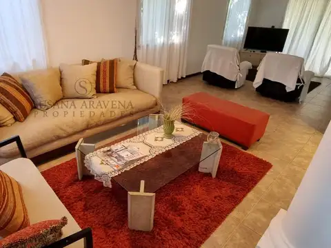 Casa en Alquiler con 4 cocheras