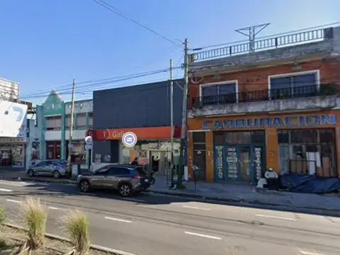 Av. Hipólito Yrigoyen  al 10500