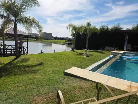 Casa en Venta con 3 cocheras