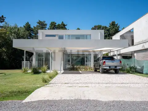 Casa en Venta de tres dormitorios- Villa Elisa Barrio Las Garzas