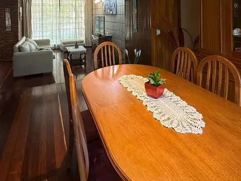 Casa 10 ambientes con 4 baños
