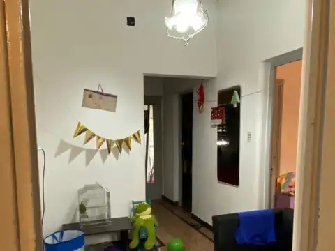 AMPLIA CASA CON GARAGE Y PARRILLERO