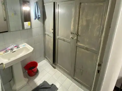 AMPLIA CASA CON GARAGE Y PARRILLERO