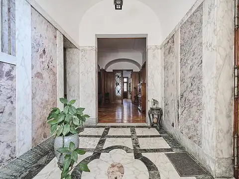 Casa en esquina de 3 plantas en Belgrano R