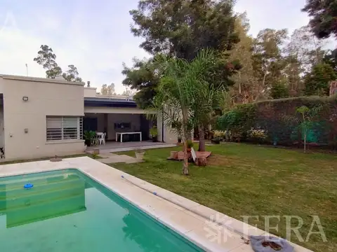 Venta casa 5 ambientes con galería y piscina en Centro Agricola El Pato