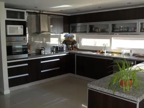 Casa 5 ambientes con 6 baños