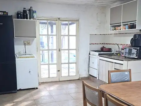 CASA DE DOS DORMITORIOS CON GRAN PATIO - VENADO TUERTO