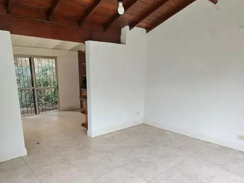 Casa en Alquiler con 3 cocheras