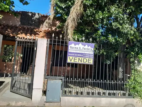 Casa en Venta con 2 Dormitorios + Escritorio, Cochera cubierta.