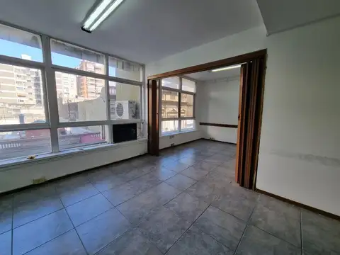 VENTA - Oficina con 3 espacios independientes y sala de espera. Centro, Rosario.