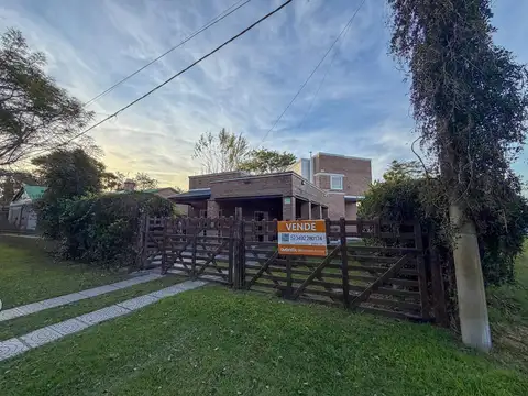 Casa moderna con piscina y quincho en barrio Belgrano