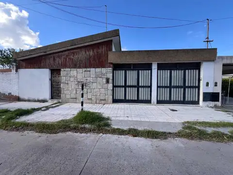 VENTA CASA EN ZONA SUR DOS COCHERAS