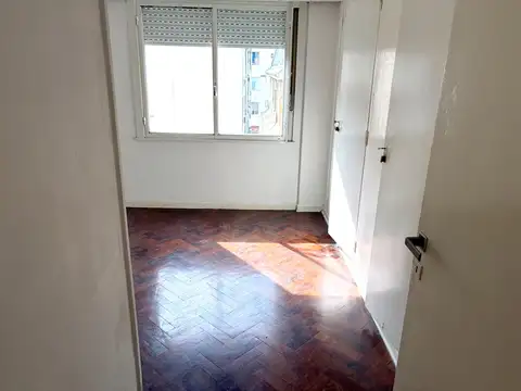 90m2, 5 Amb. C/balcón, baño, Toilette, Lav, Dep.