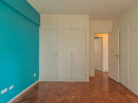 Venta. Semipiso Tres ambientes con dependencia balcón al frente. Belgrano