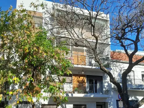 Amplio y con balcón