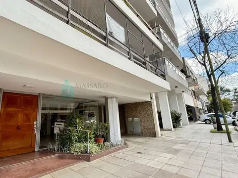 Departamento 4 ambientes con dependencia con balcón terraza y cochera, Flores.