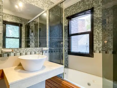 Casa 8 ambientes con 5 baños